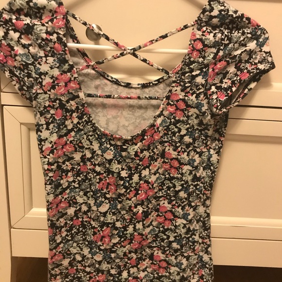 Floral Swoop Neck Tee-Shirt size:XS - Picture 2 of 2